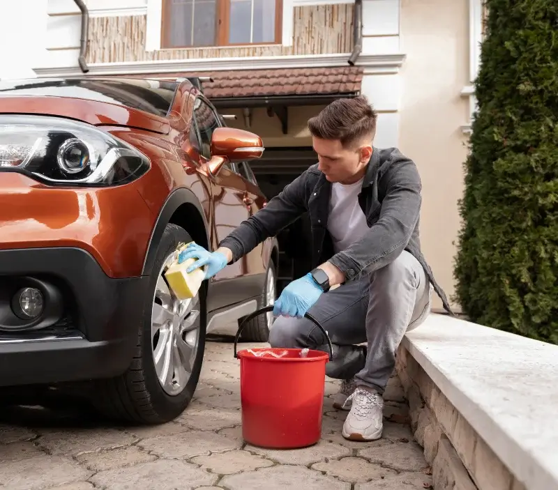 Lavage auto à domicile Lorges : professionnel intervenant sur un véhicule